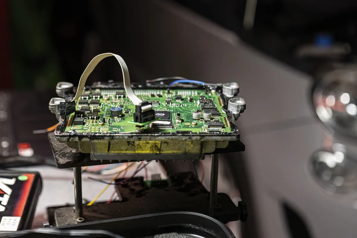 ECU deschis cu placa electronica vizibila